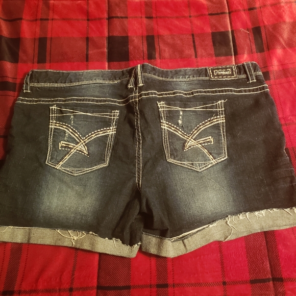 Plus size Amethyst jean shorts - Picture 2 of 3